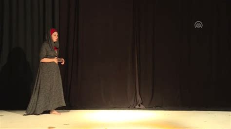 G­ö­ç­m­e­n­ ­k­a­d­ı­n­l­a­r­ı­n­ ­d­r­a­m­ı­ ­t­i­y­a­t­r­o­ ­s­a­h­n­e­s­i­n­d­e­